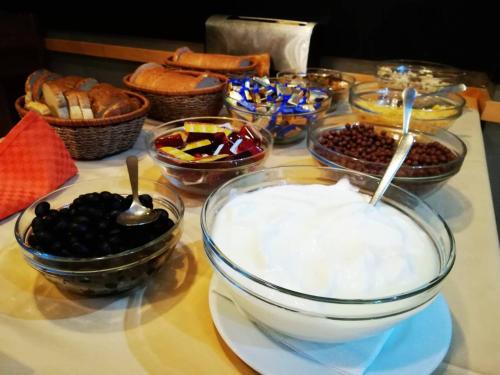 Spa Hotel Ata في فارشيتس: طاولة مليئة بالأطعمة والأطعمة الأخرى