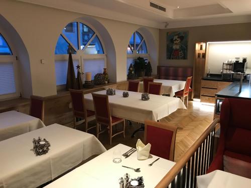 ห้องอาหารหรือที่รับประทานอาหารของ Aktiv Hotel Zur Rose