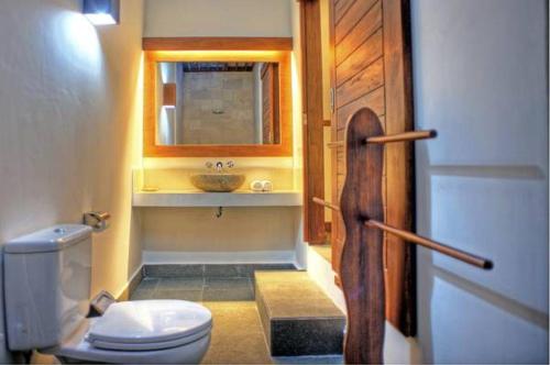 a bathroom with a toilet and a sink at The Yoga Garden in Gili Trawangan
