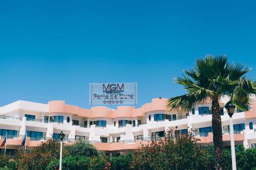 un hotel con un cartello sopra di Grand Muthu Forte Da Oura ad Albufeira