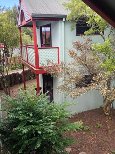 Un jardín fuera de Smoke Lake Hot Springs Lodge & Camp
