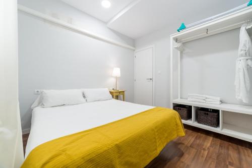 バレンシアにあるLa Bombonera del Turiaの白いベッドルーム(黄色の毛布付きのベッド1台付)