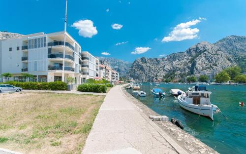 AP 6+2 in one of the most luxury building in Omis