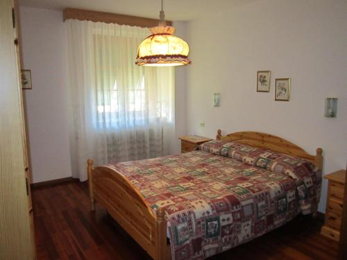 モルヴェーノにあるCasa Cristinaのベッドルーム1室(ベッド1台、大きな窓付)