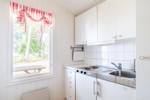 Kuchyň nebo kuchyňský kout v ubytování First Camp Ekudden-Mariestad