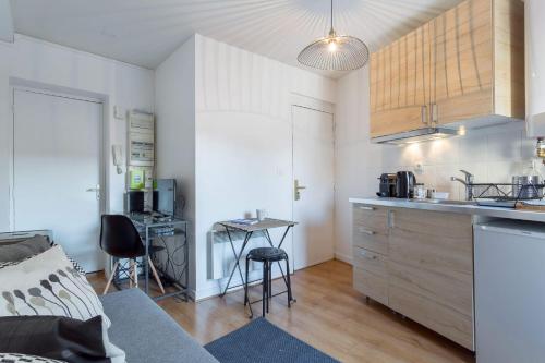 un salon avec une cuisine et une table dans l'établissement cocon des artistes, à Lyon