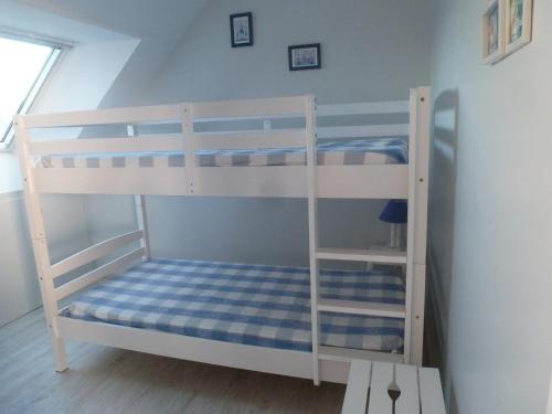- deux lits superposés dans une chambre dans l'établissement Appartement Kervoyal, à Kervoyal
