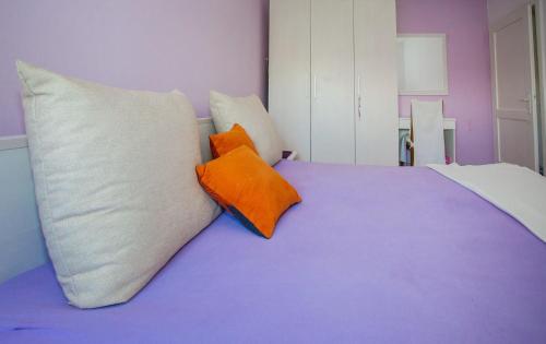 deux oreillers posés sur un lit dans l'établissement Old Town apartment, à Poreč