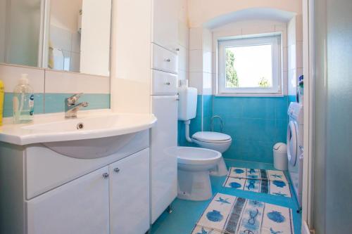 une salle de bain avec un lavabo et des toilettes dans l'établissement Old Town apartment, à Poreč