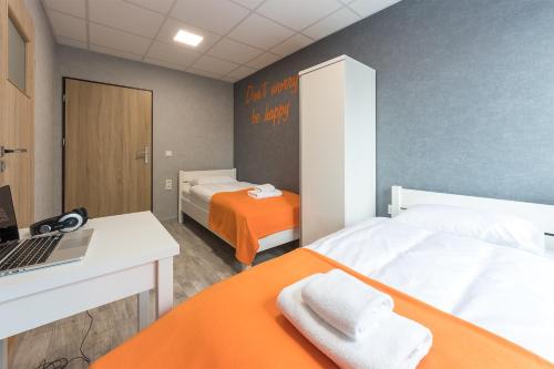 Ένα ή περισσότερα κρεβάτια σε δωμάτιο στο Dom Sportowca