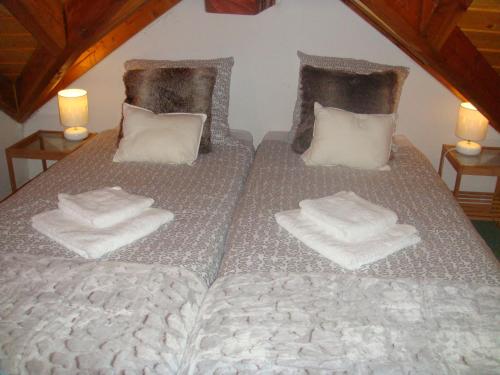 Een bed of bedden in een kamer bij Chalet Clementine