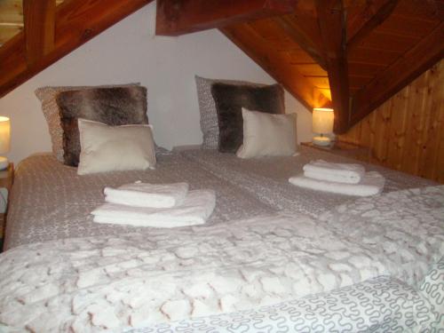 سرير أو أسرّة في غرفة في Chalet Clementine