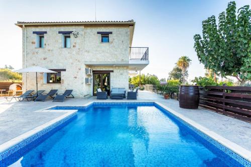Piscina a Villa Nikolina o a prop