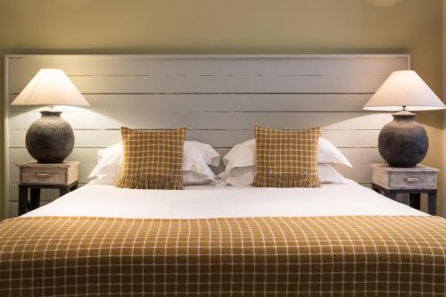 una camera con un grande letto con due lampade di The Florentine a Sheffield