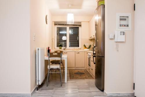 cocina con mesa y nevera en Krystal Apartment, en Atenas