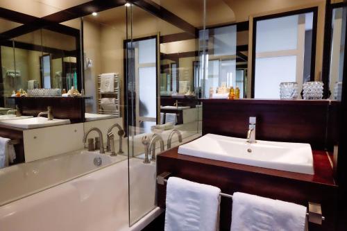 a bathroom with a tub and a sink at Boutique Hôtel des Beaux Arts in Toulouse