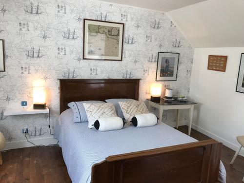 Riec-sur-BélonにあるLe Châtelのベッドルーム1室(ベッド1台、テーブル2台、ランプ2つ付)