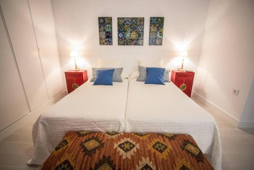 カディスにあるApartamento Rosario 49のベッドルーム1室(大型ベッド1台、ナイトスタンド2台付)