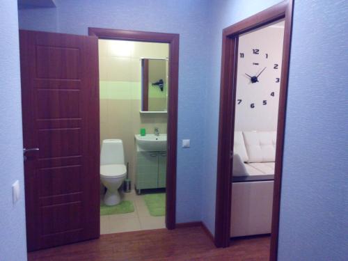 ヴォロネジにあるУголОКのバスルーム(トイレ付)、壁掛け時計が備わります。