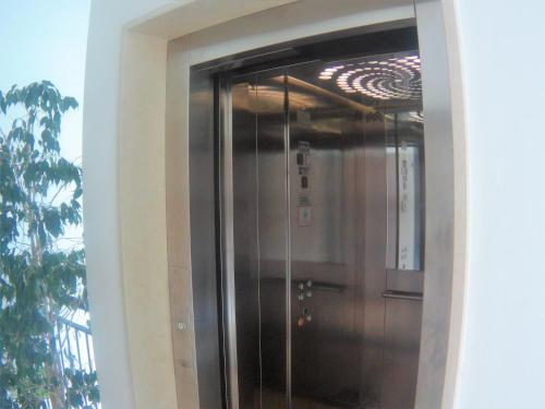 a elevator in a building with a ceiling at App4rent Family Apartment 3 camere, 2 bagni, Wi-Fi, animali ammessi in Jesolo
