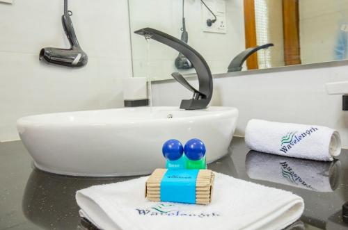un bancone del bagno con lavandino e lavandino bianco di Wavelength a Mirissa