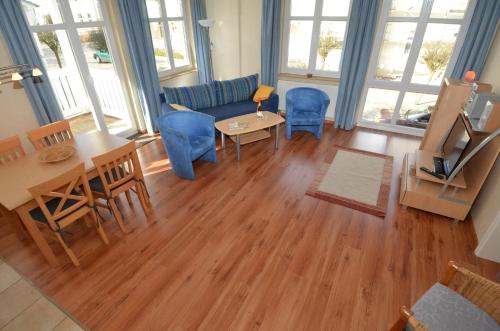 uma vista aérea de uma sala de estar com uma mesa e cadeiras em Villa Seerose - Appartement 03 em Ostseebad Sellin