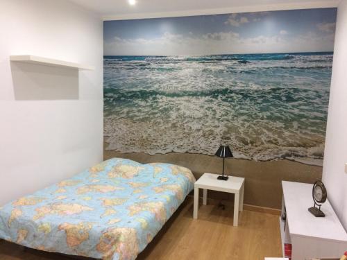 ein Schlafzimmer mit einem Wandbild des Ozeans in der Unterkunft Green Wave Hostel in Figueira da Foz