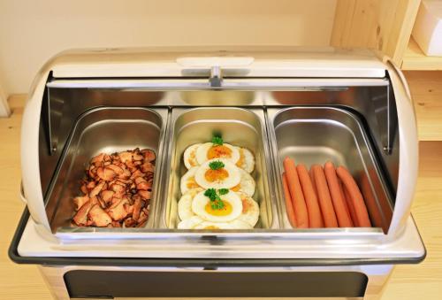 a toaster oven filled with food and vegetables at Hotel Garni Myší Díra in Český Krumlov