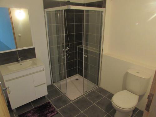 La salle de bains est pourvue d'une douche, de toilettes et d'un lavabo. dans l'établissement Cap-Azul, à Porto Novo
