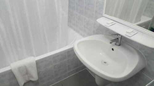 Ванная комната в Auguszta Hotel és Diákszálló