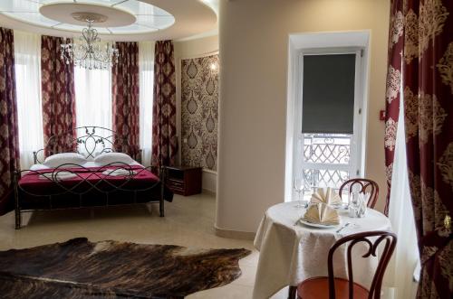 Una cama o camas en una habitación de Ermitazh Hotel Complex