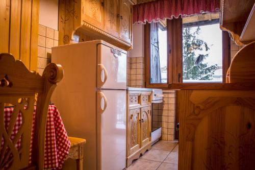 ザコパネにあるGoralska Tradycjaのキッチン(白い冷蔵庫付)、窓