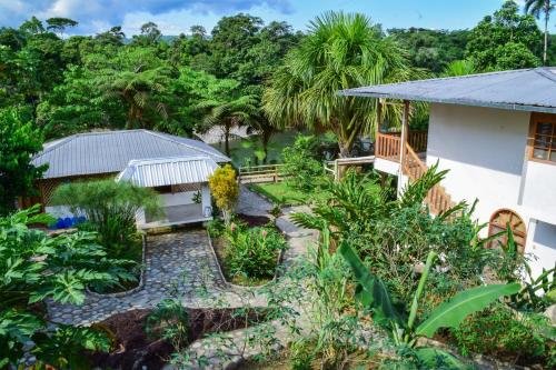 eine Luftansicht auf einen Garten vor einem Haus in der Unterkunft Banana Lodge in Puerto Misahuallí