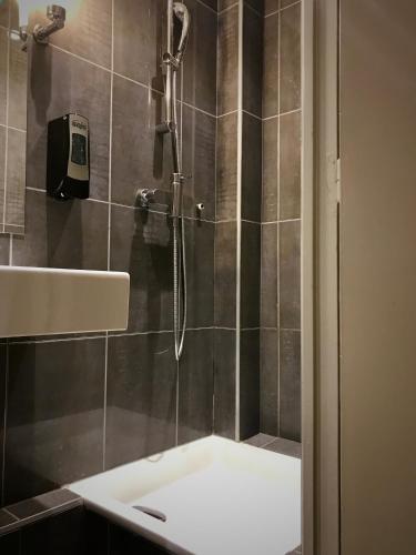 Un baño de Plug inn Montmartre by Hiphophostels