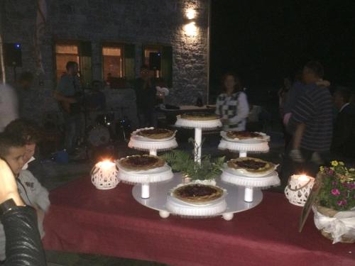 un tavolo con torte sopra con candele di Rifugio Luna Nascente a San Martino