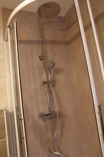 Ett badrum på Hotel Restaurant Du Haut Du Roc