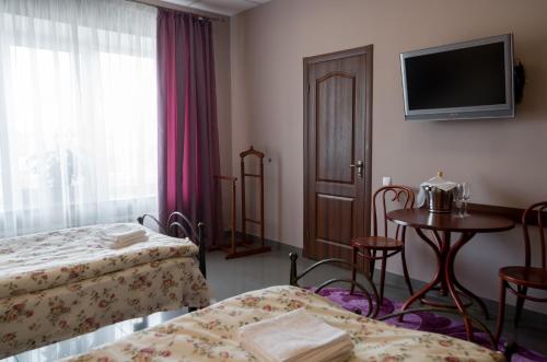 Una cama o camas en una habitación de Ermitazh Hotel Complex