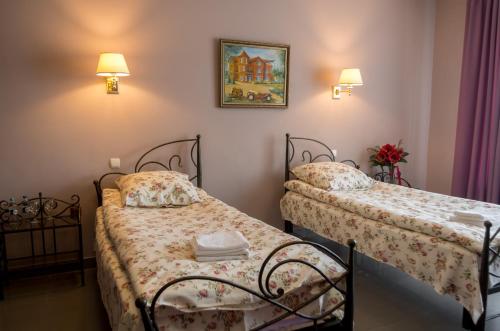 Una cama o camas en una habitación de Ermitazh Hotel Complex
