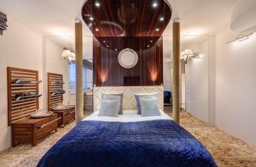 una camera con letto blu e un bagno di June street Spa apartments a Vilnius