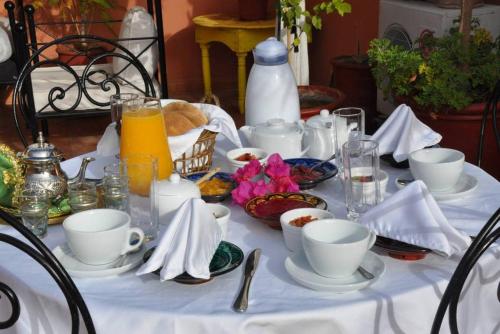 マラケシュにあるリヤド ティカスの白いカップとソーサーが置かれたテーブル