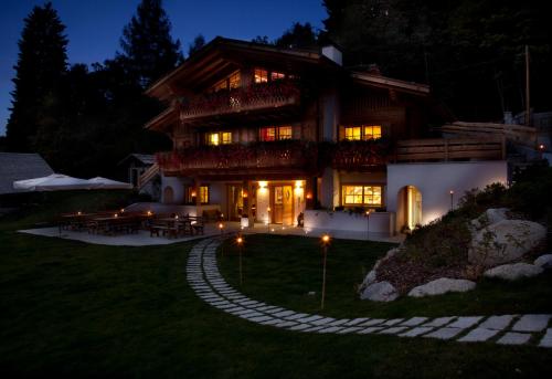 a house at night with a pathway leading to it at Fogajard Lovely Chalet in Madonna di Campiglio