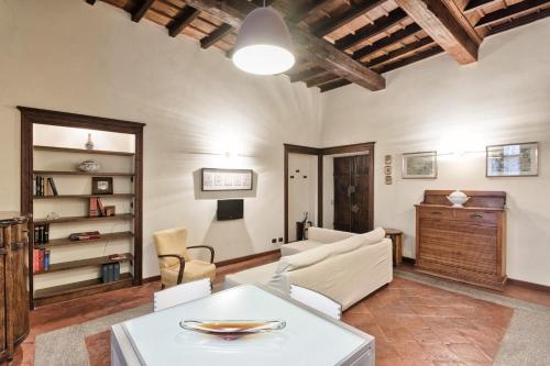 トリノにあるPalazzo Di Città Elegant Apartmentのリビングルーム(白いテーブル、椅子付)