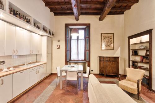 トリノにあるPalazzo Di Città Elegant Apartmentのキッチン(テーブル、椅子付)