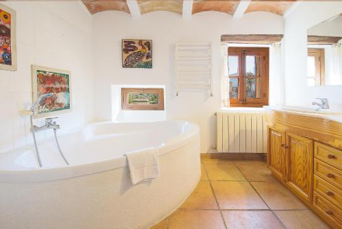 ポリェンサにあるVILLA L'Hort - Traditional restored houseの白いバスルーム(バスタブ、シンク付)