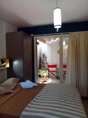 1 dormitorio con 1 cama y puerta corredera de cristal en La Casa Azul - Arroyito Rio en Rosario