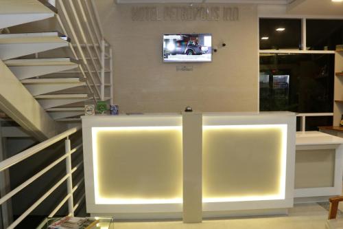 Hotel Petropolis Innにあるテレビまたはエンターテインメントセンター