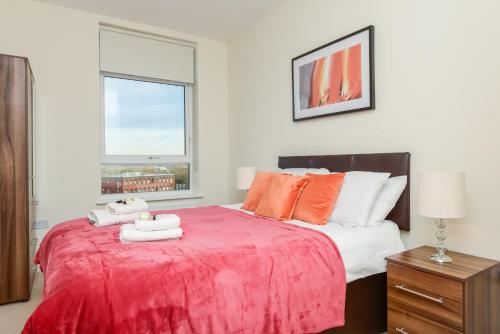 Un pat sau paturi într-o cameră la PSF Panorama Apartments