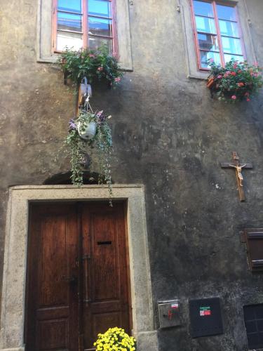 a building with a wooden door and a cross at Apartmán Verona in Český Krumlov