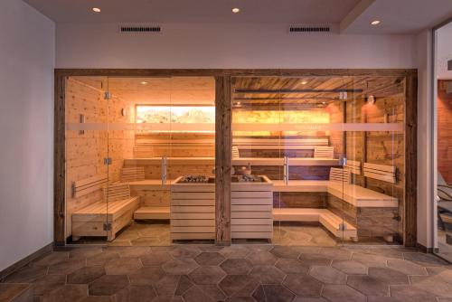 un sauna avec des bancs en bois et une fenêtre dans l'établissement Hotel Alpenfeuer Montafon, à Sankt Gallenkirch