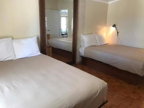Shoshone的住宿－Shoshone RV Park，酒店客房,设有两张床和镜子
